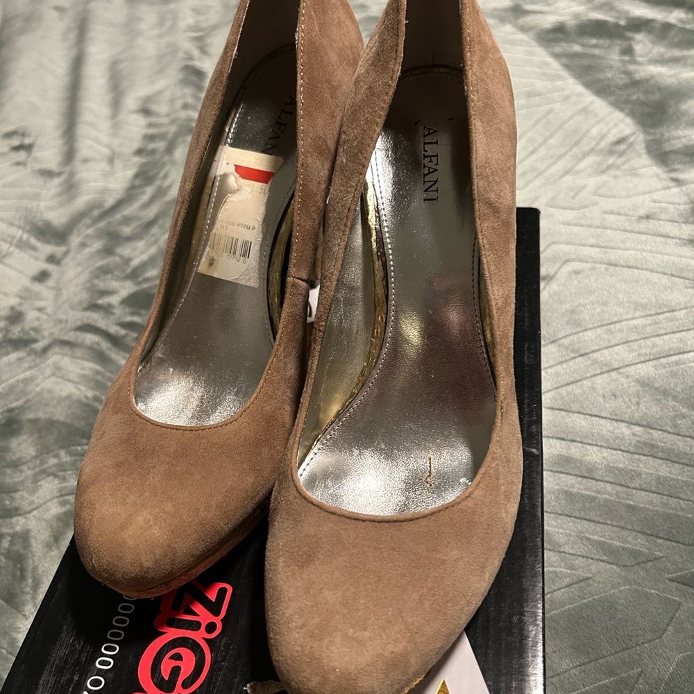Suede heels - Picture 2 of 4